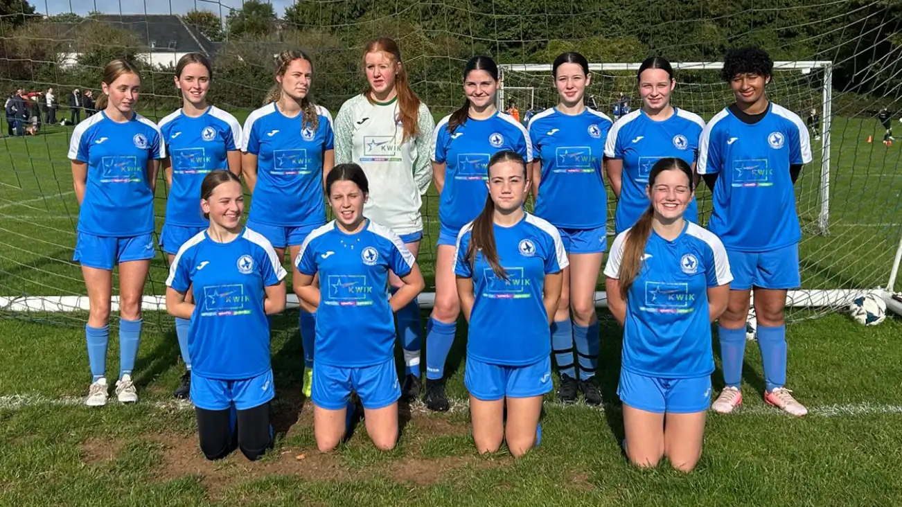 Kwik Waste sponsors Larkhall Athletic girls youth football team - team photo