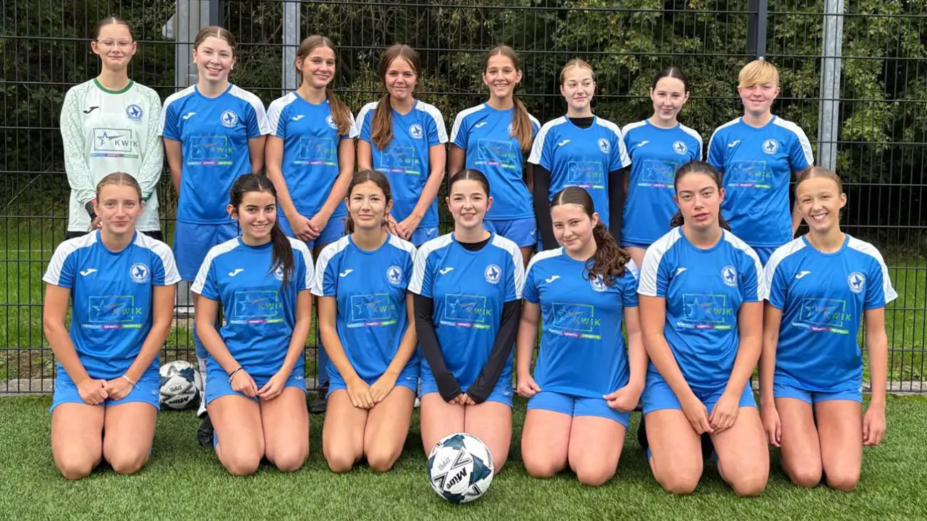 Kwik Waste sponsors Larkhall Athletic girls youth football team - match day